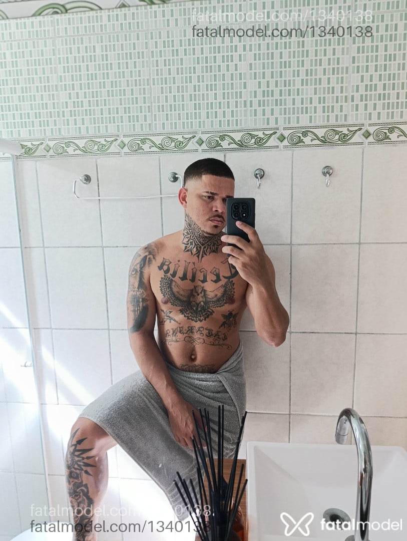 Acompanhante homem com cabelo castanho de olhos castanhos - Boyescort