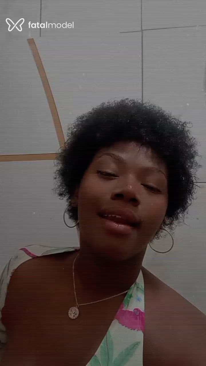 Acompanhante mulher morena (o) de olhos pretos - Uvinha