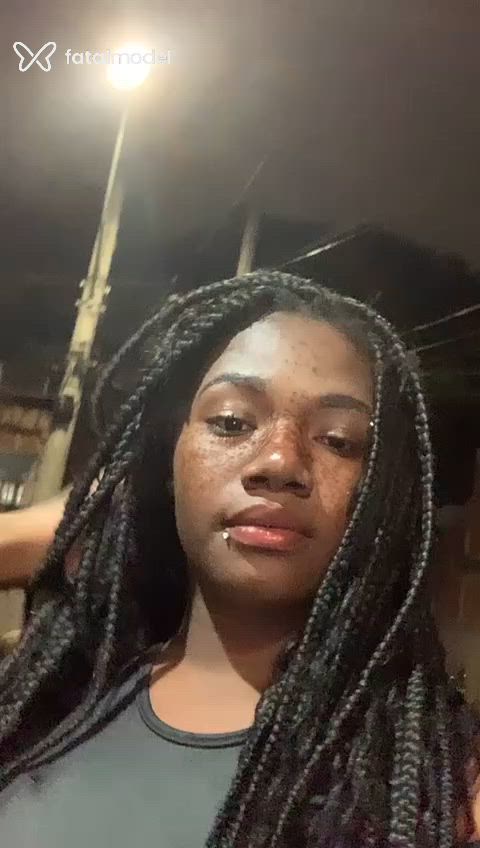 Acompanhante mulher morena (o) de olhos pretos - Uvinha