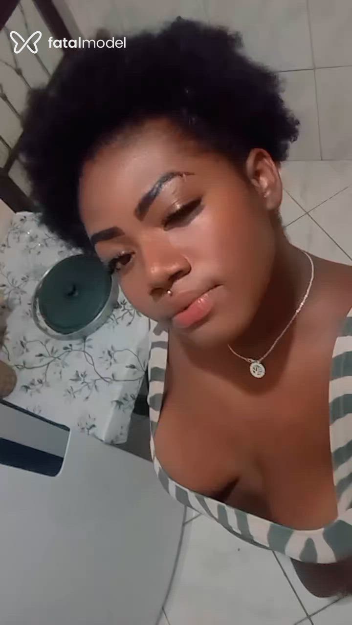 Acompanhante mulher morena (o) de olhos pretos - Uvinha
