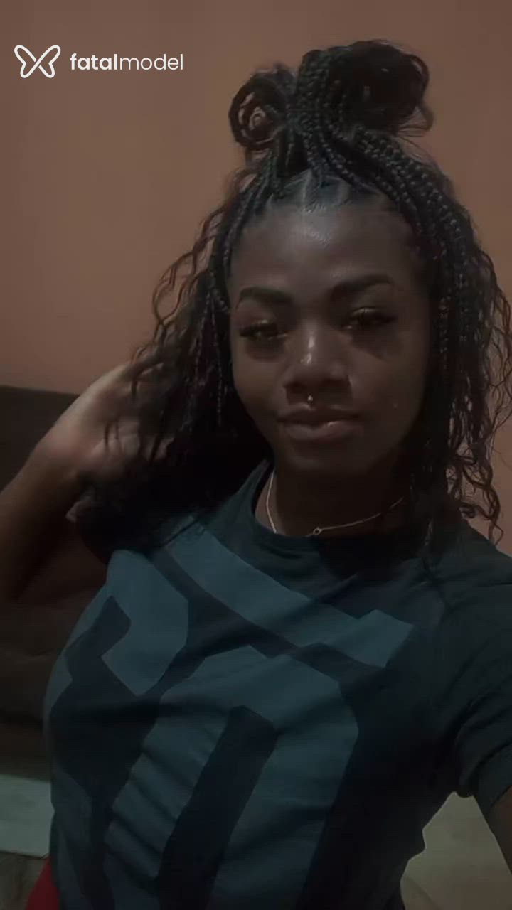 Acompanhante mulher morena (o) de olhos pretos - Uvinha