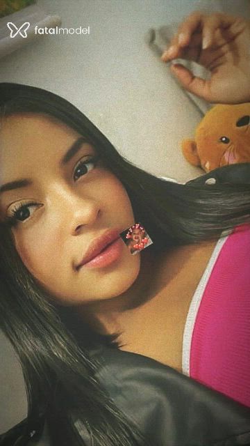 Acompanhante mulher morena (o) de olhos pretos - Tuthy