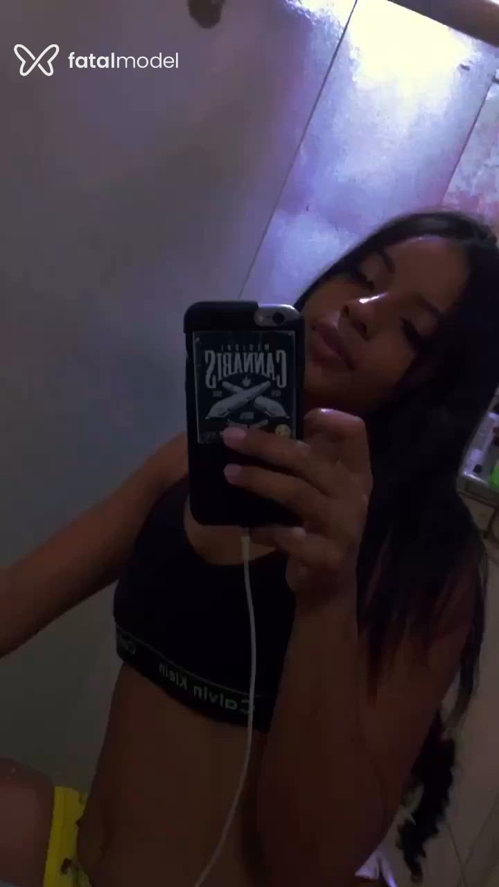 Acompanhante mulher morena (o) de olhos pretos - Tuthy