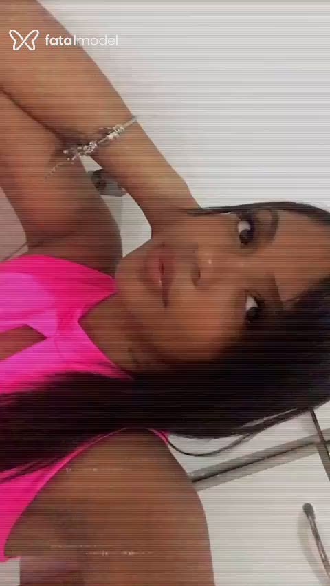 Acompanhante mulher morena (o) de olhos pretos - Tuthy