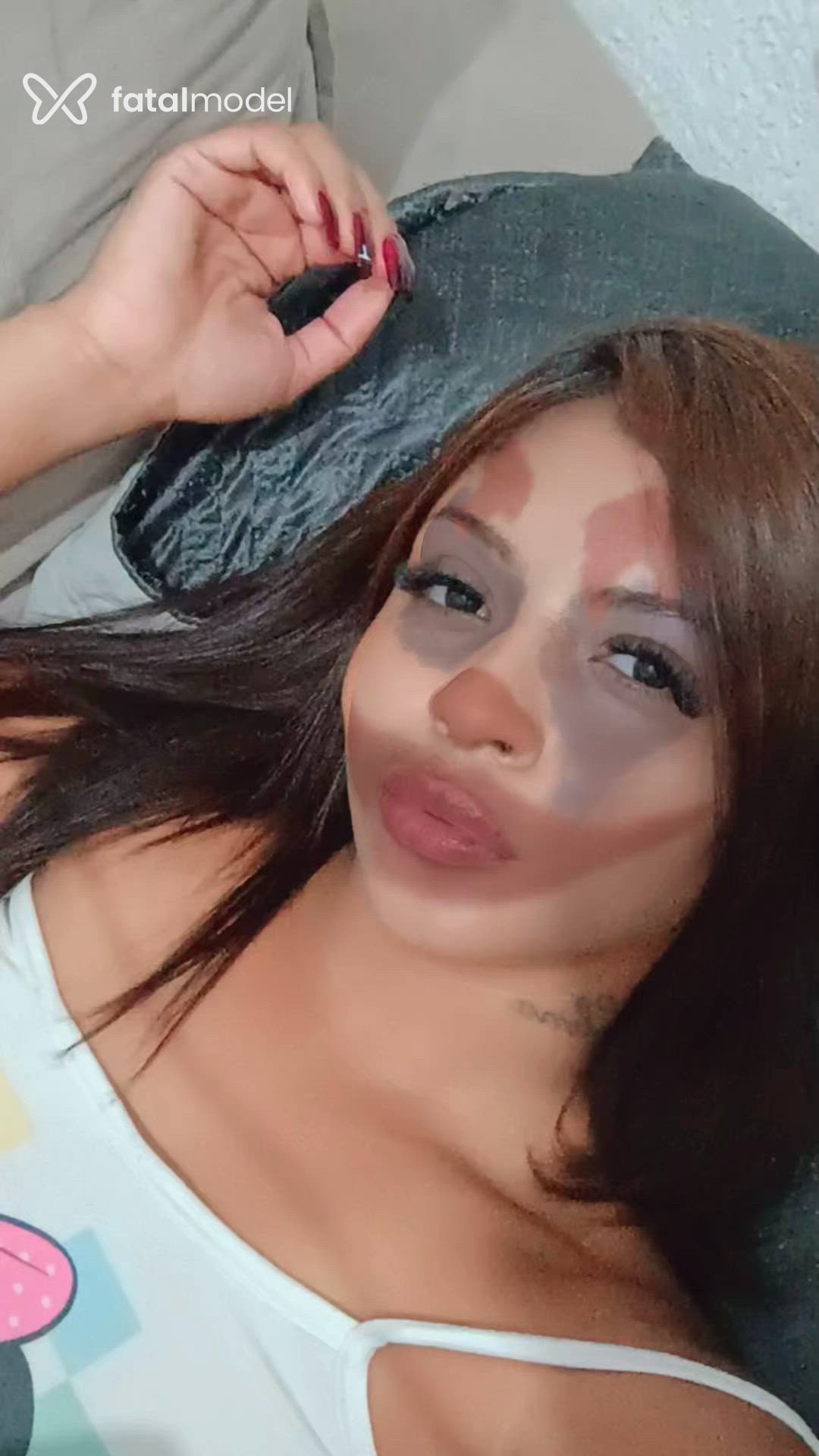 Acompanhante mulher morena (o) de olhos pretos - Tuthy