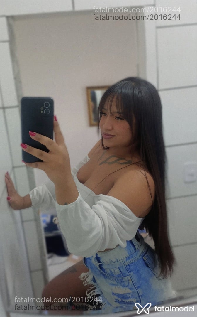 Acompanhante mulher trans morena (o) de olhos verdes - Débora Martins