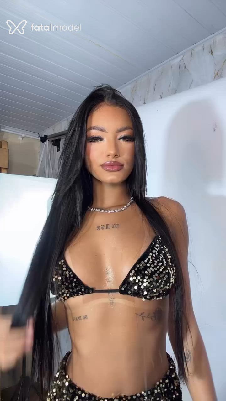 Acompanhante mulher com cabelo castanho de olhos pretos - Yasmin