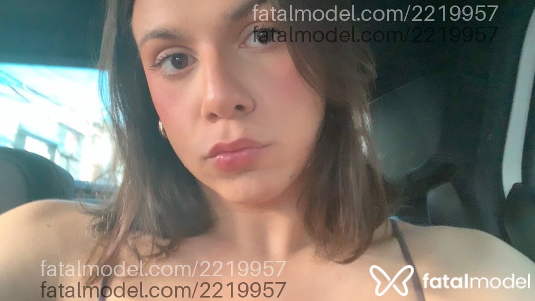 Acompanhante mulher trans com cabelo castanho de olhos castanhos - Carol