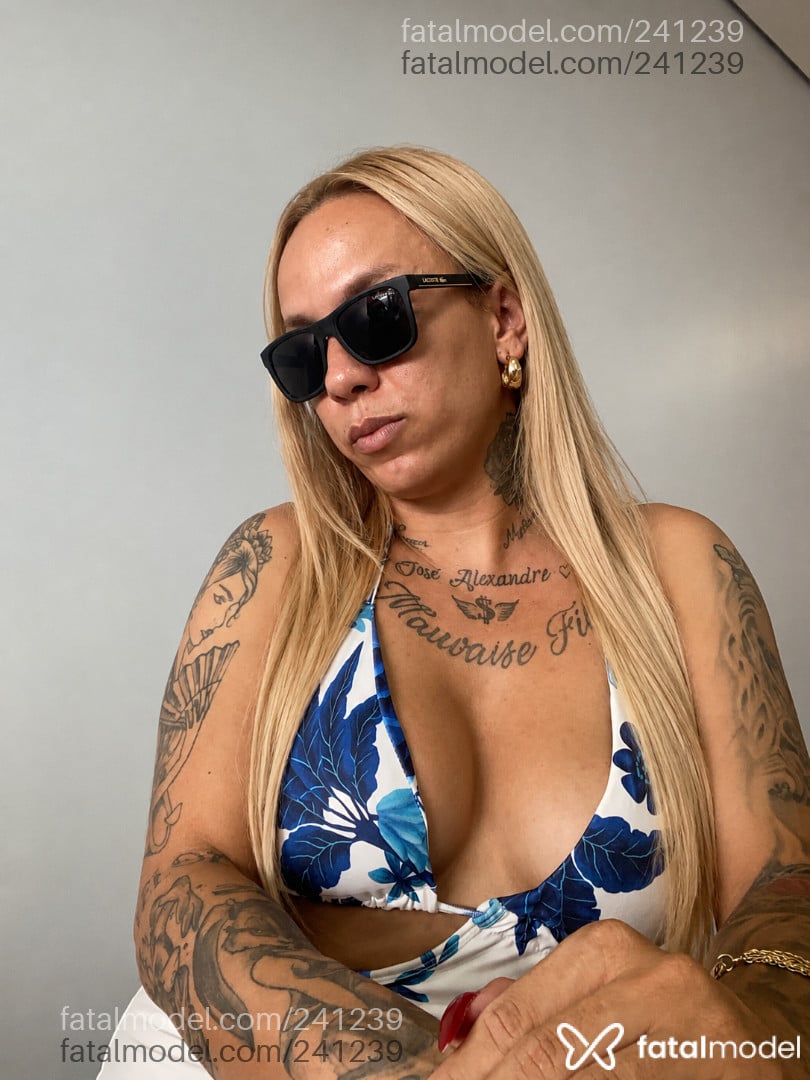 Acompanhante mulher trans loira (o) de olhos castanhos - Barbara Andira