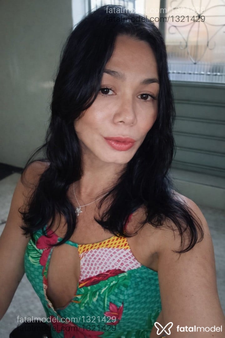 Acompanhante mulher trans morena (o) de olhos pretos - Alexia Cielo Acompanhante mulher trans morena (o) de olhos pretos - Alexia Cielo