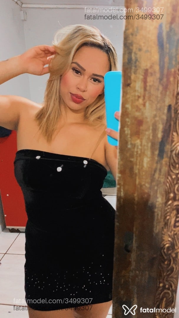 Acompanhante mulher loira (o) de olhos pretos - Lorenah