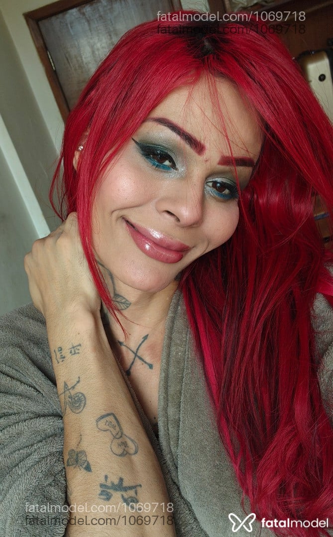Acompanhante mulher trans ruiva (o) de olhos castanhos - Bárbara siquot