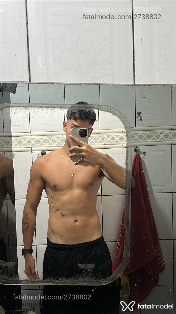 Acompanhante homem com cabelo castanho de olhos castanhos - Gedzin