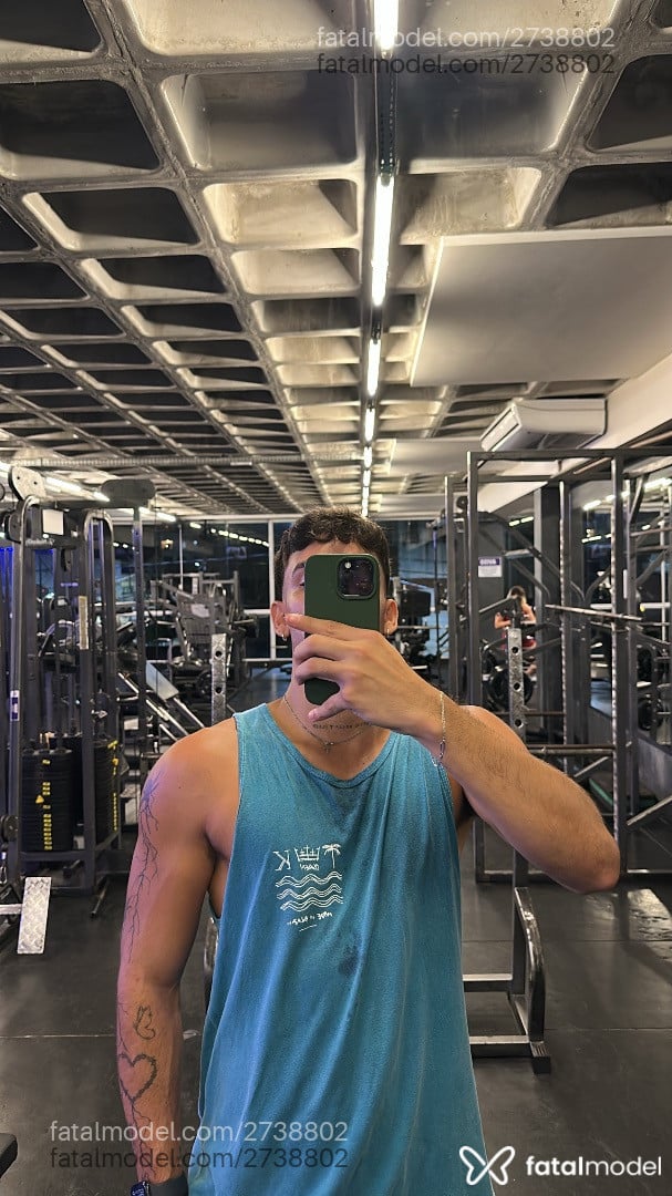 Acompanhante homem com cabelo castanho de olhos castanhos - Gedzin