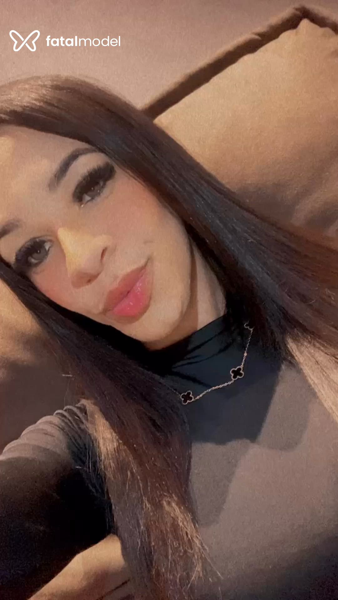 Acompanhante mulher morena (o) de olhos verdes - Julia