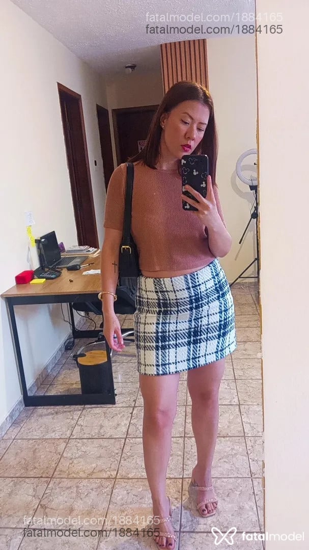 Acompanhante mulher com cabelo castanho de olhos castanhos - Luíza Graciela