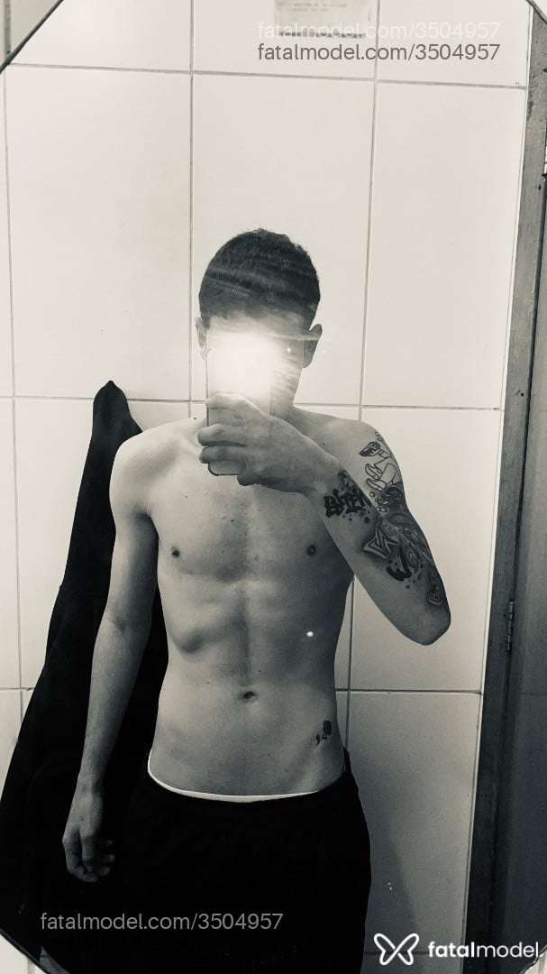 Acompanhante homem com cabelo castanho de olhos castanhos - Meninomaluquinho