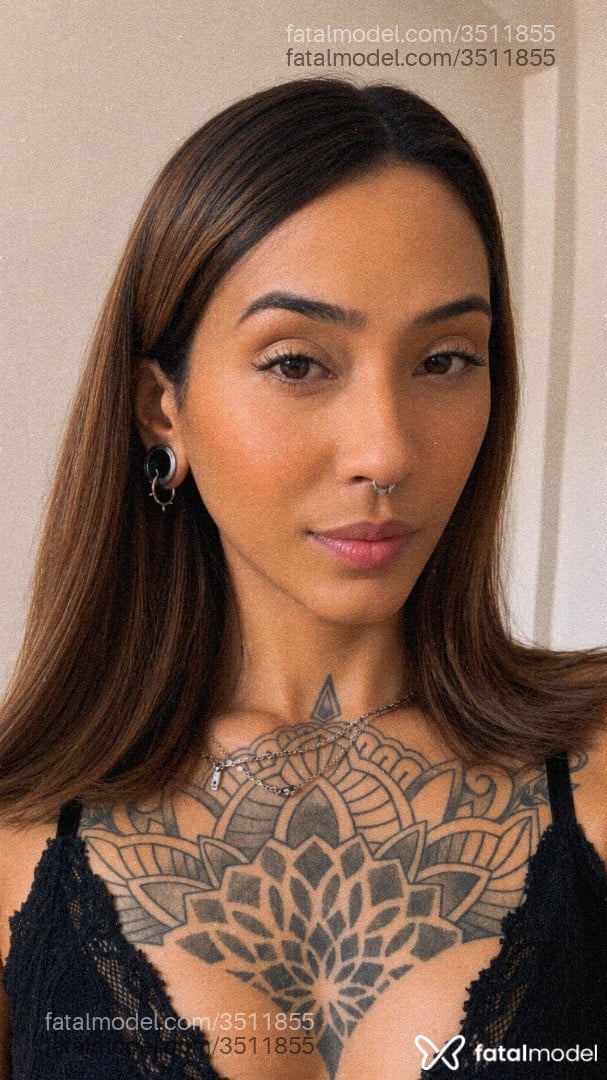 Acompanhante mulher trans com cabelo castanho de olhos mel - Karen Torres Acompanhante mulher trans com cabelo castanho de olhos mel - Karen Torres