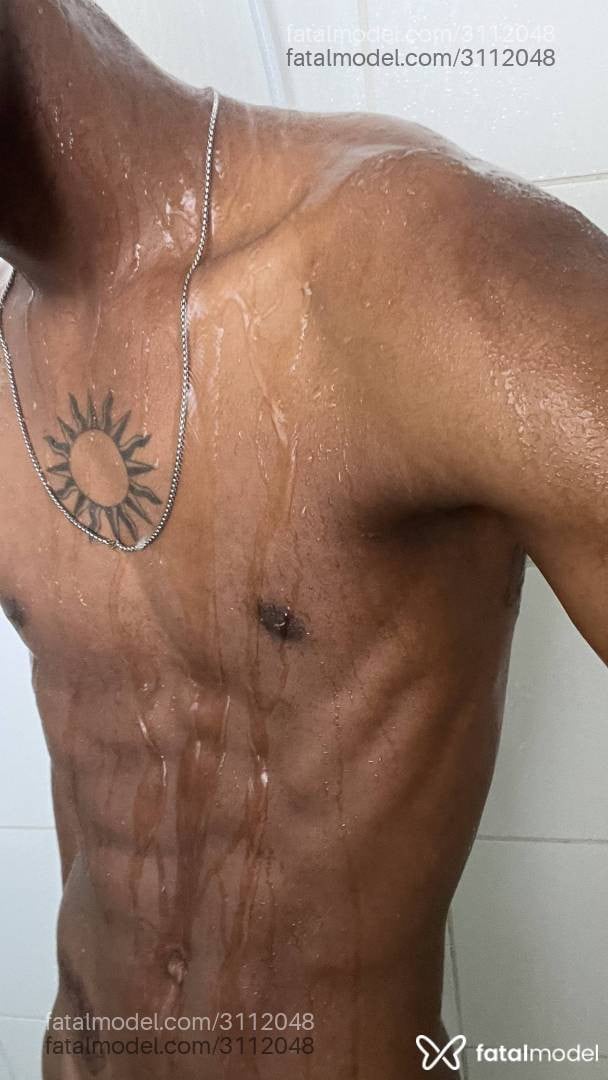 Acompanhante homem morena (o) de olhos castanhos em São José - Luidd