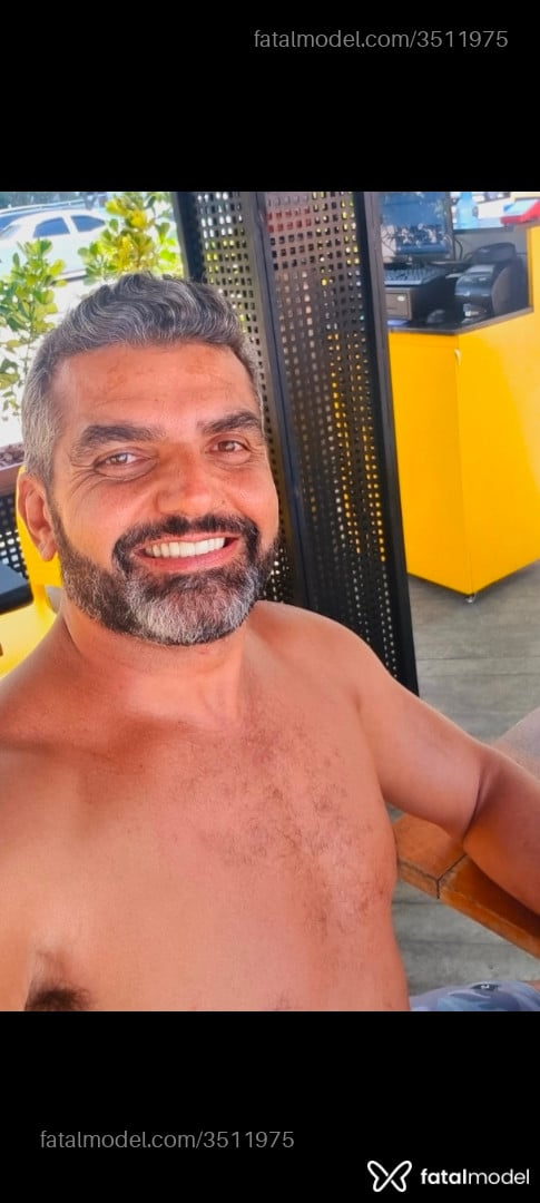 Acompanhante homem com cabelo grisalho de olhos castanhos - Rústico Acompanhante homem com cabelo grisalho de olhos castanhos - Rústico