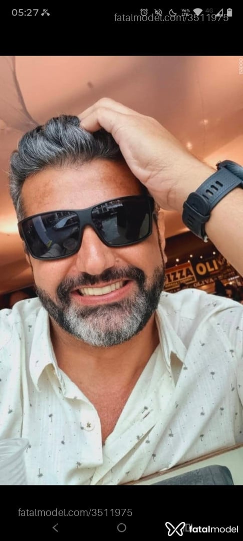 Acompanhante homem com cabelo grisalho de olhos castanhos - Rústico Acompanhante homem com cabelo grisalho de olhos castanhos - Rústico