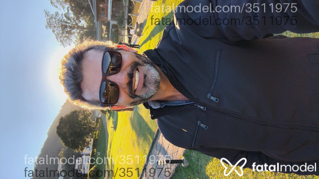 Acompanhante homem com cabelo grisalho de olhos castanhos - Rústico Acompanhante homem com cabelo grisalho de olhos castanhos - Rústico