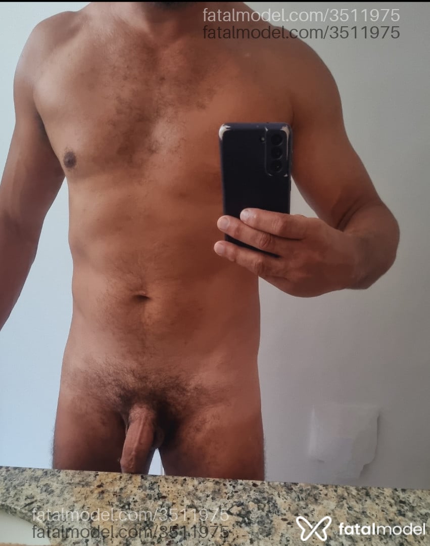 Acompanhante homem com cabelo grisalho de olhos castanhos - Rústico Acompanhante homem com cabelo grisalho de olhos castanhos - Rústico