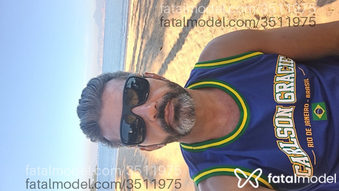 Acompanhante homem com cabelo grisalho de olhos castanhos - Rústico Acompanhante homem com cabelo grisalho de olhos castanhos - Rústico