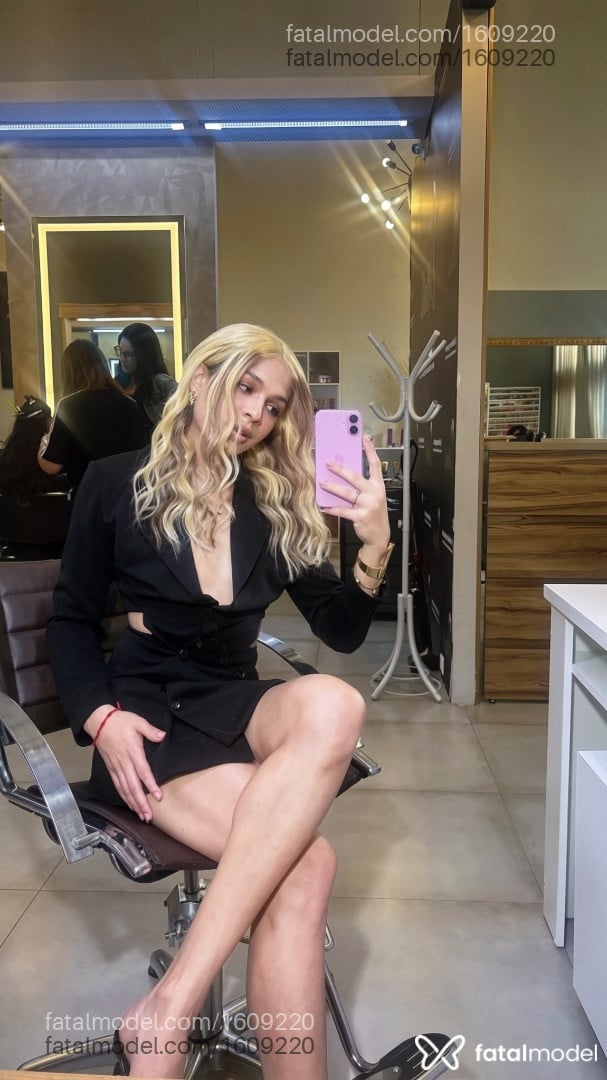 Acompanhante mulher trans loira (o) de olhos castanhos - Lizzie Timm