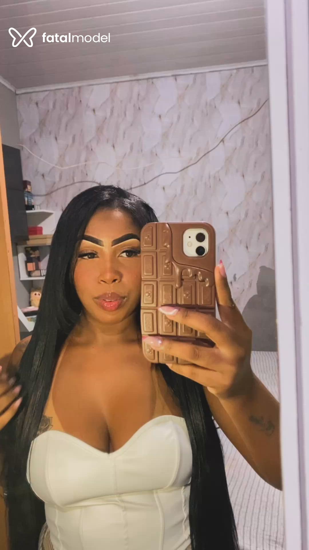 Acompanhante mulher morena (o) de olhos pretos - Tifany
