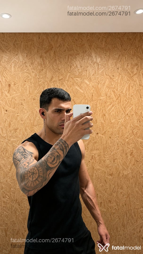 Acompanhante homem morena (o) de olhos castanhos - Matheus