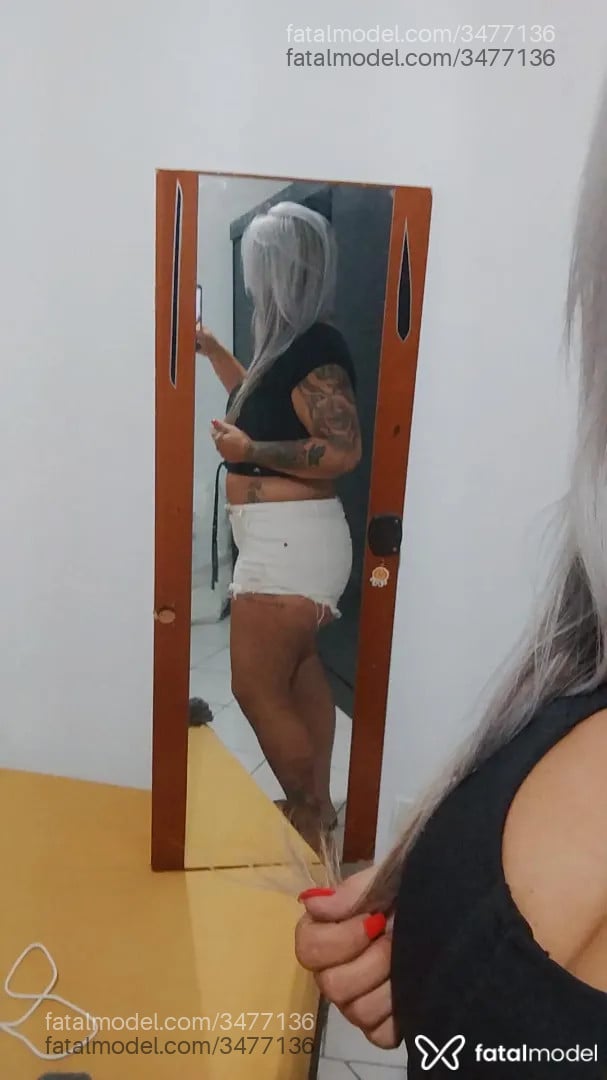 Acompanhante mulher loira (o) de olhos castanhos - Roberta