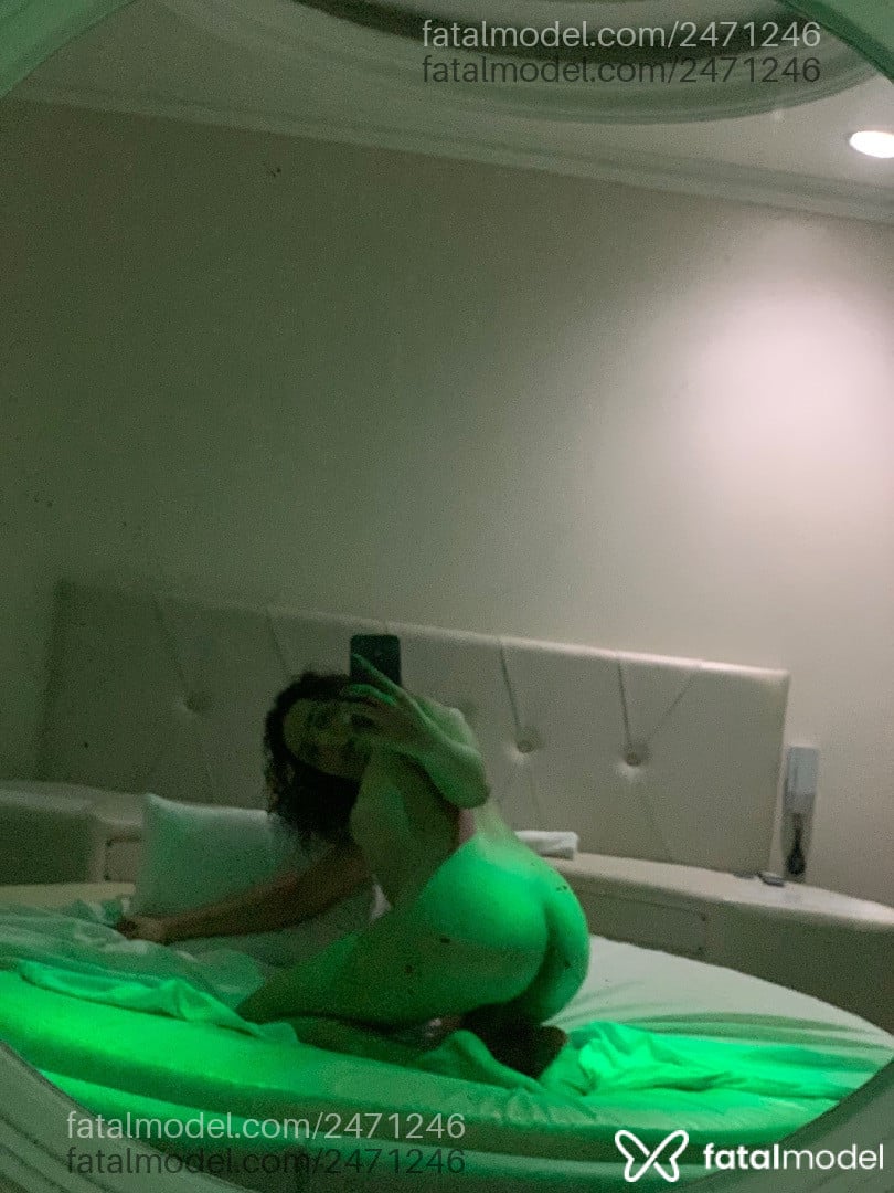 Acompanhante mulher trans com cabelo castanho de olhos mel - Imola