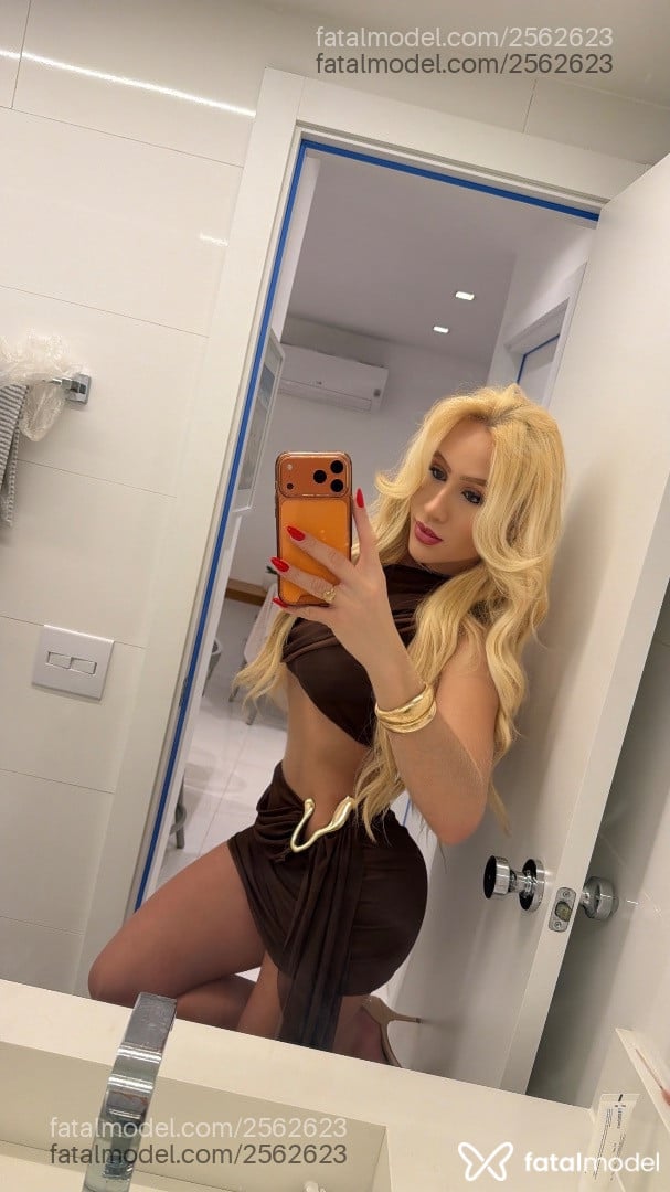 Acompanhante mulher trans loira (o) de olhos verdes - Júlia Oliveira
