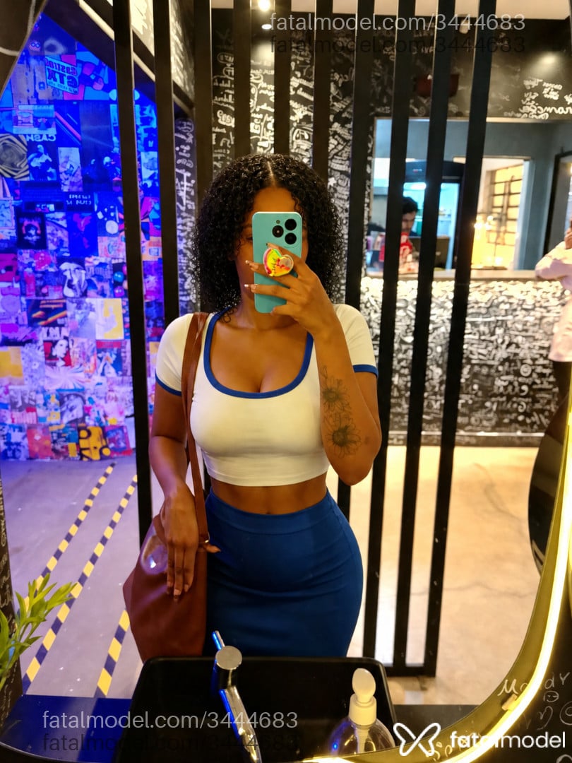 Acompanhante mulher morena (o) de olhos mel - Thiffanny