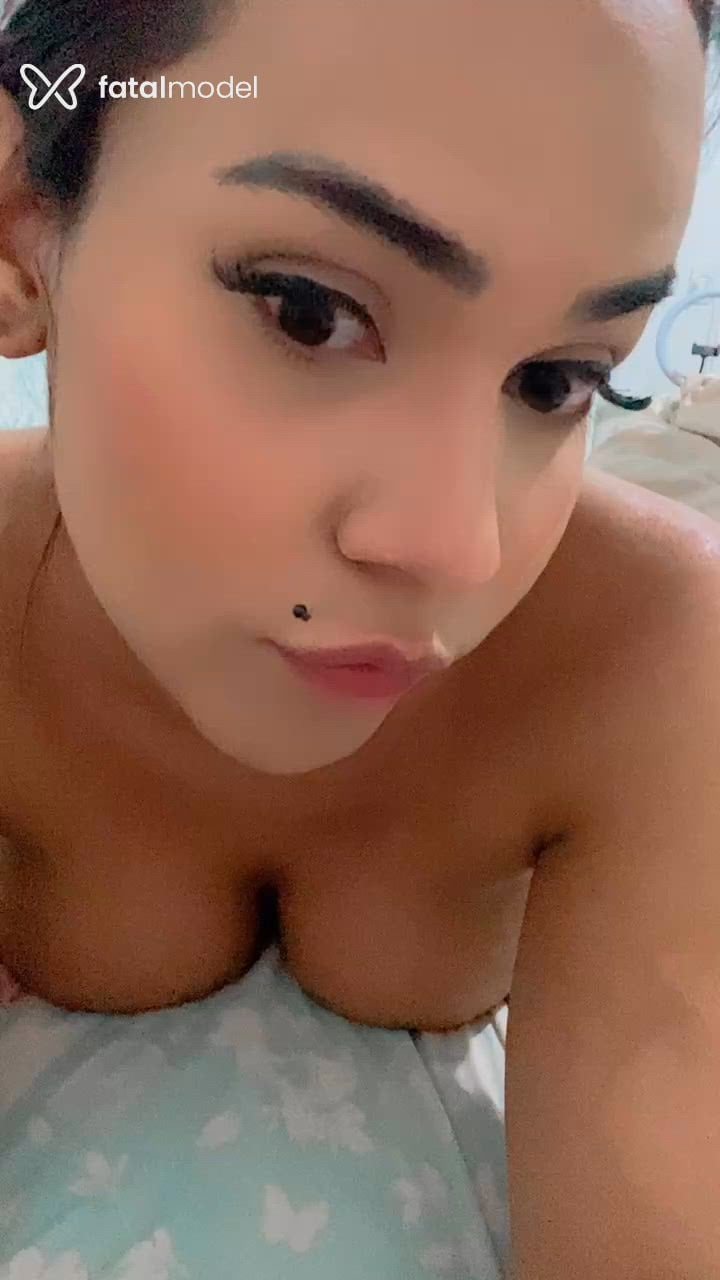 Acompanhante mulher trans com cabelo castanho de olhos castanhos - Alana