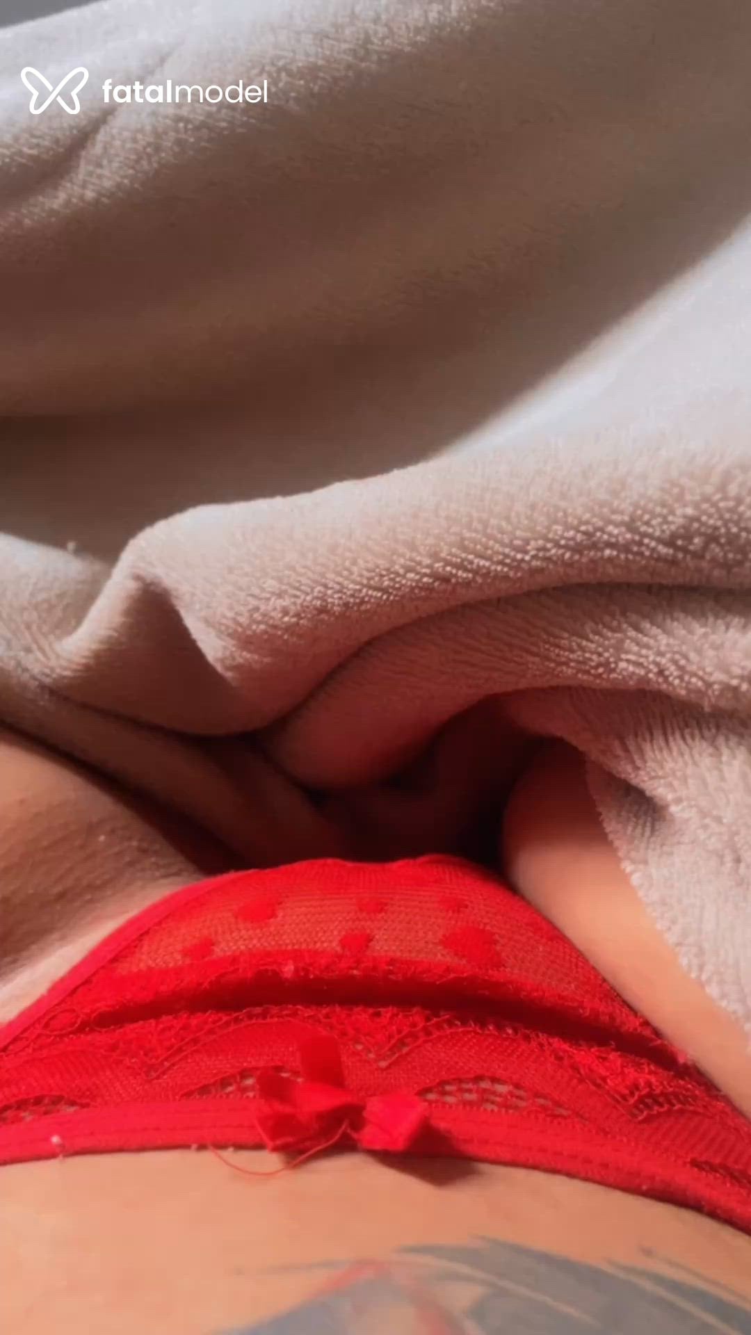 Acompanhante mulher morena (o) de olhos pretos - Melzinho