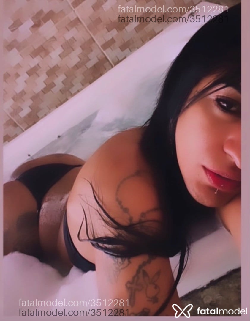 Acompanhante mulher trans morena (o) de olhos pretos - Katrina