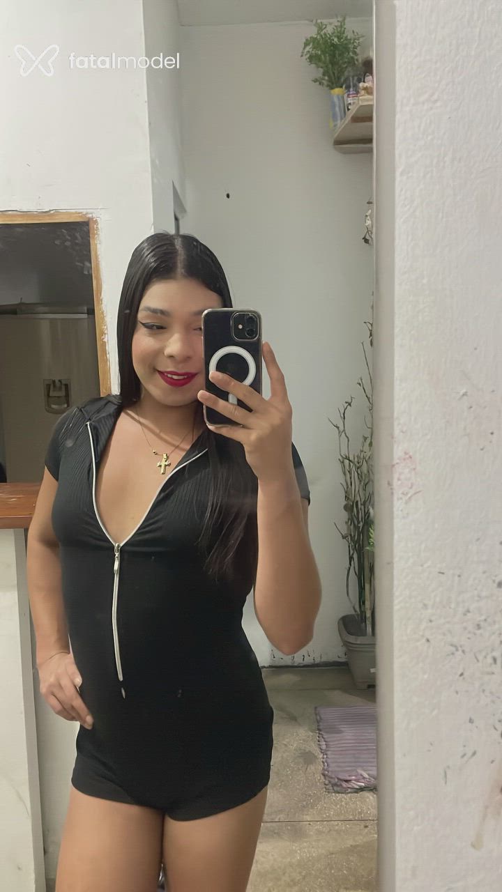 Acompanhante mulher trans com cabelo castanho de olhos pretos - Leticia Silva