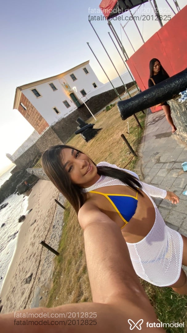 Acompanhante mulher trans com cabelo castanho de olhos pretos - Leticia Silva