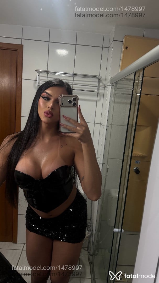 Acompanhante mulher trans morena (o) de olhos castanhos - Hellen
