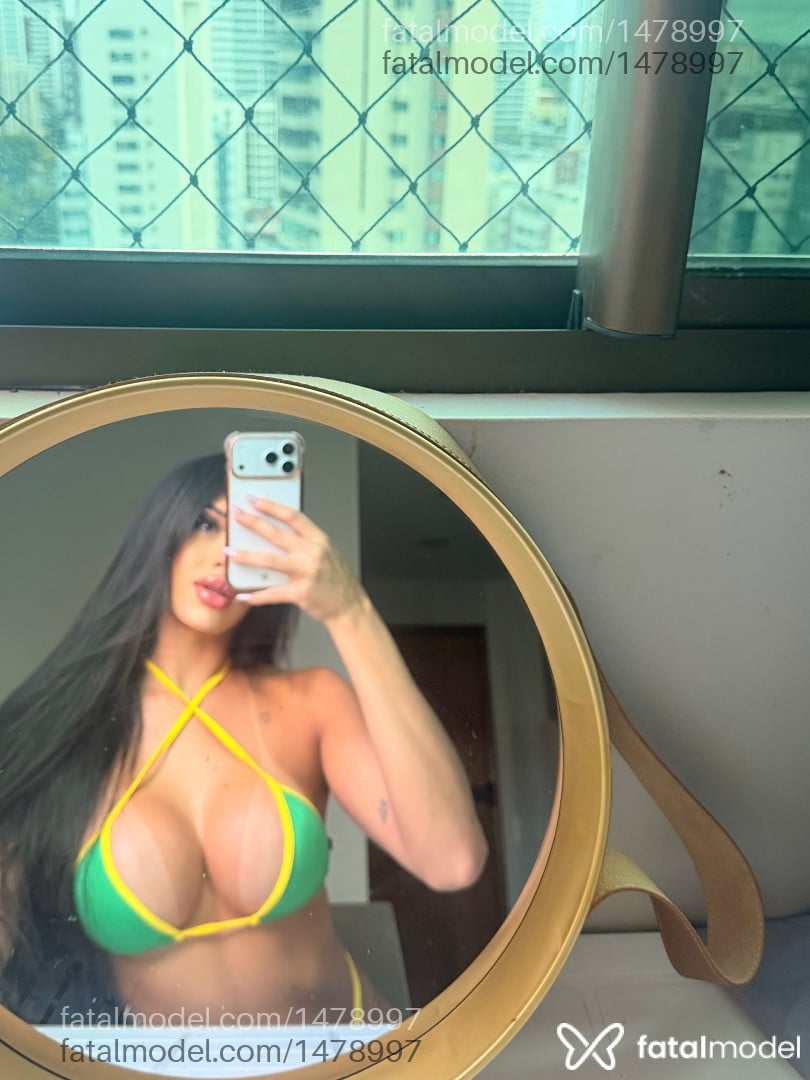 Acompanhante mulher trans morena (o) de olhos castanhos - Hellen