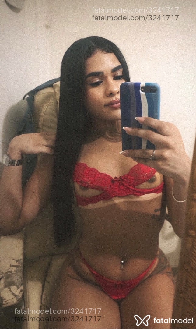 Acompanhante mulher trans morena (o) de olhos pretos - Luana