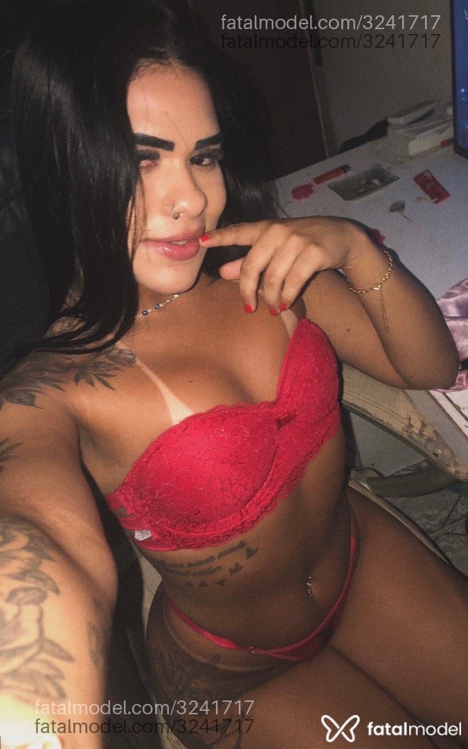 Acompanhante mulher trans morena (o) de olhos pretos - Luana