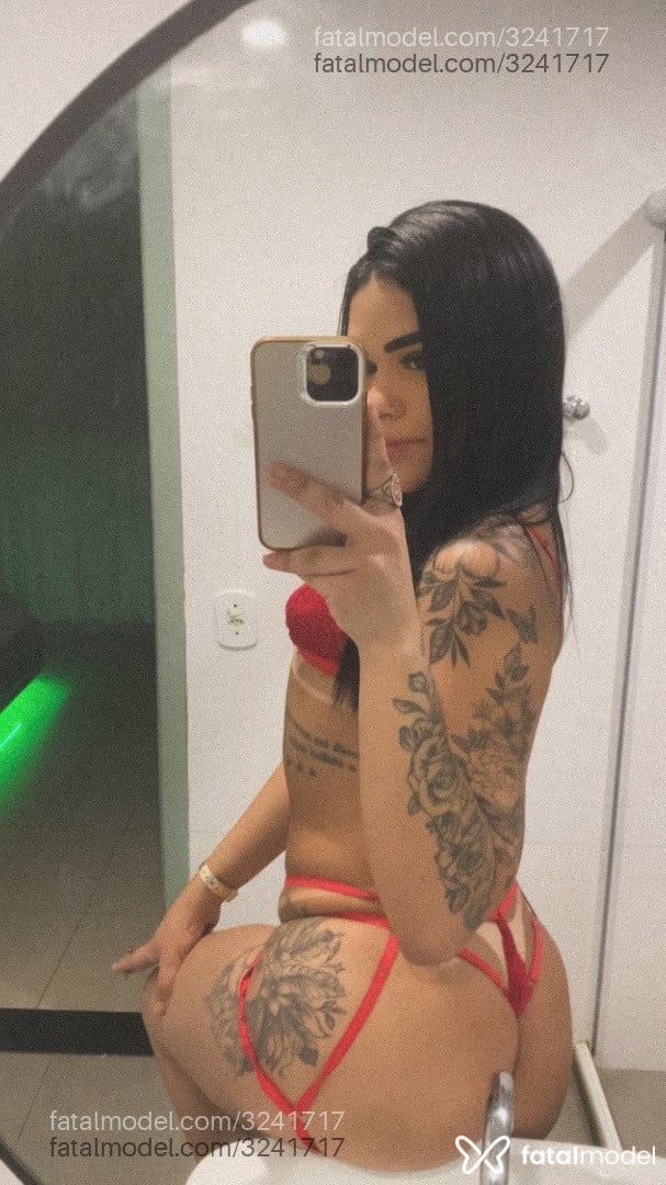Acompanhante mulher trans morena (o) de olhos pretos - Luana
