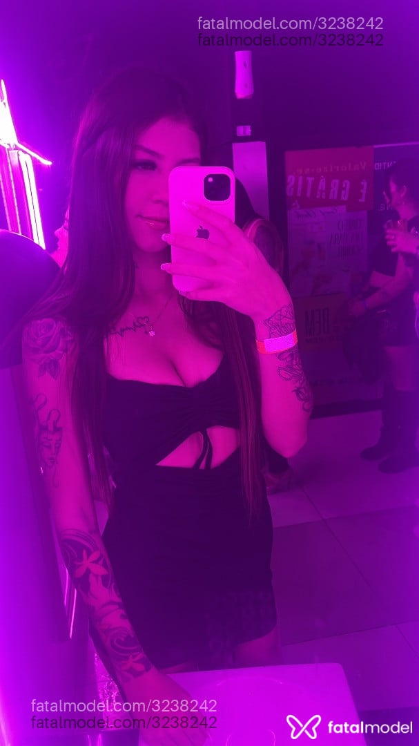 Acompanhante mulher com cabelo castanho de olhos verdes - Lunna Alencar