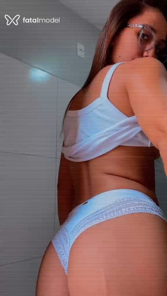 Acompanhante mulher morena (o) de olhos castanhos - Lavínia Delmont
