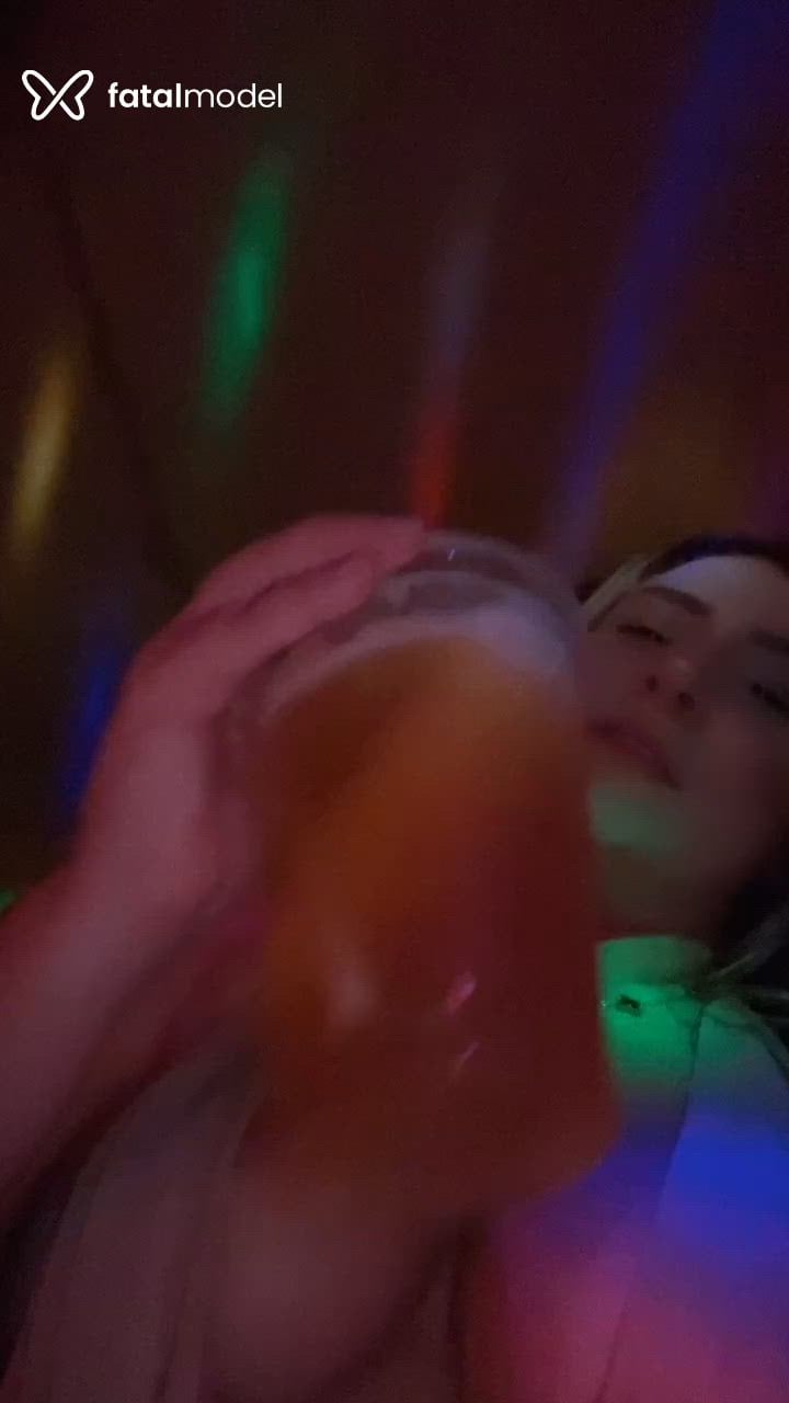 Acompanhante mulher loira (o) de olhos castanhos - Stefani