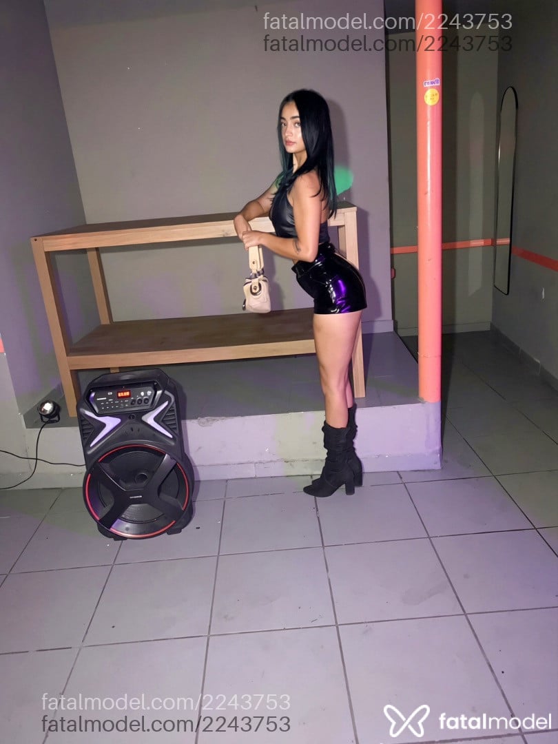 Acompanhante mulher com cabelo castanho de olhos castanhos - Iza