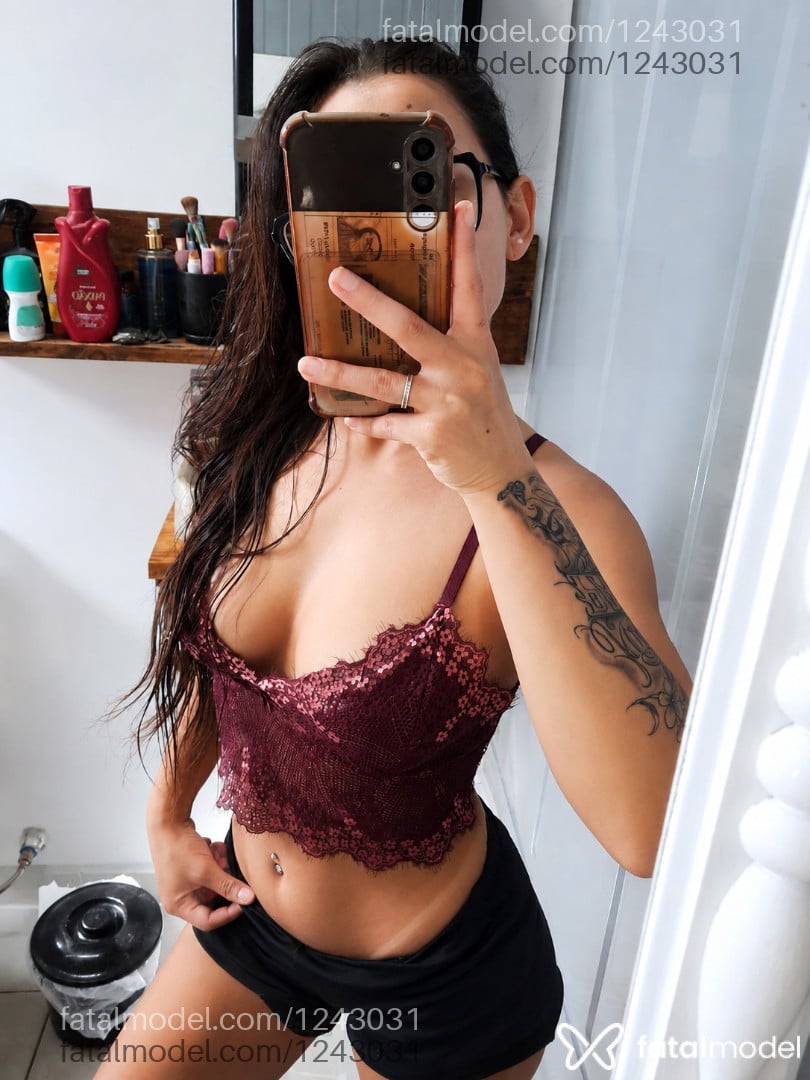 Acompanhante mulher com cabelo castanho de olhos castanhos - Bruna
